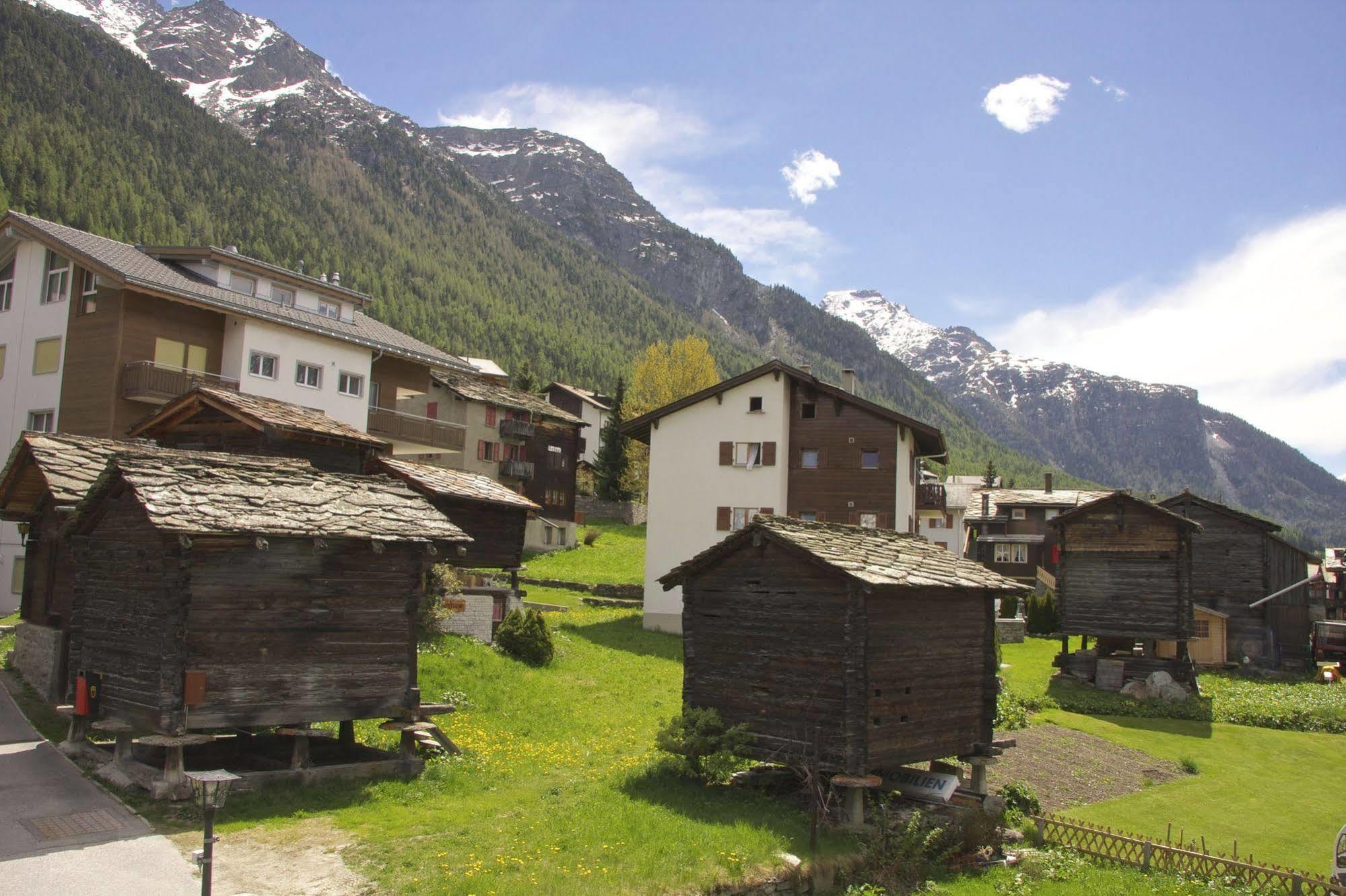 Hotel Walliserkanne Grachen Bagian luar foto