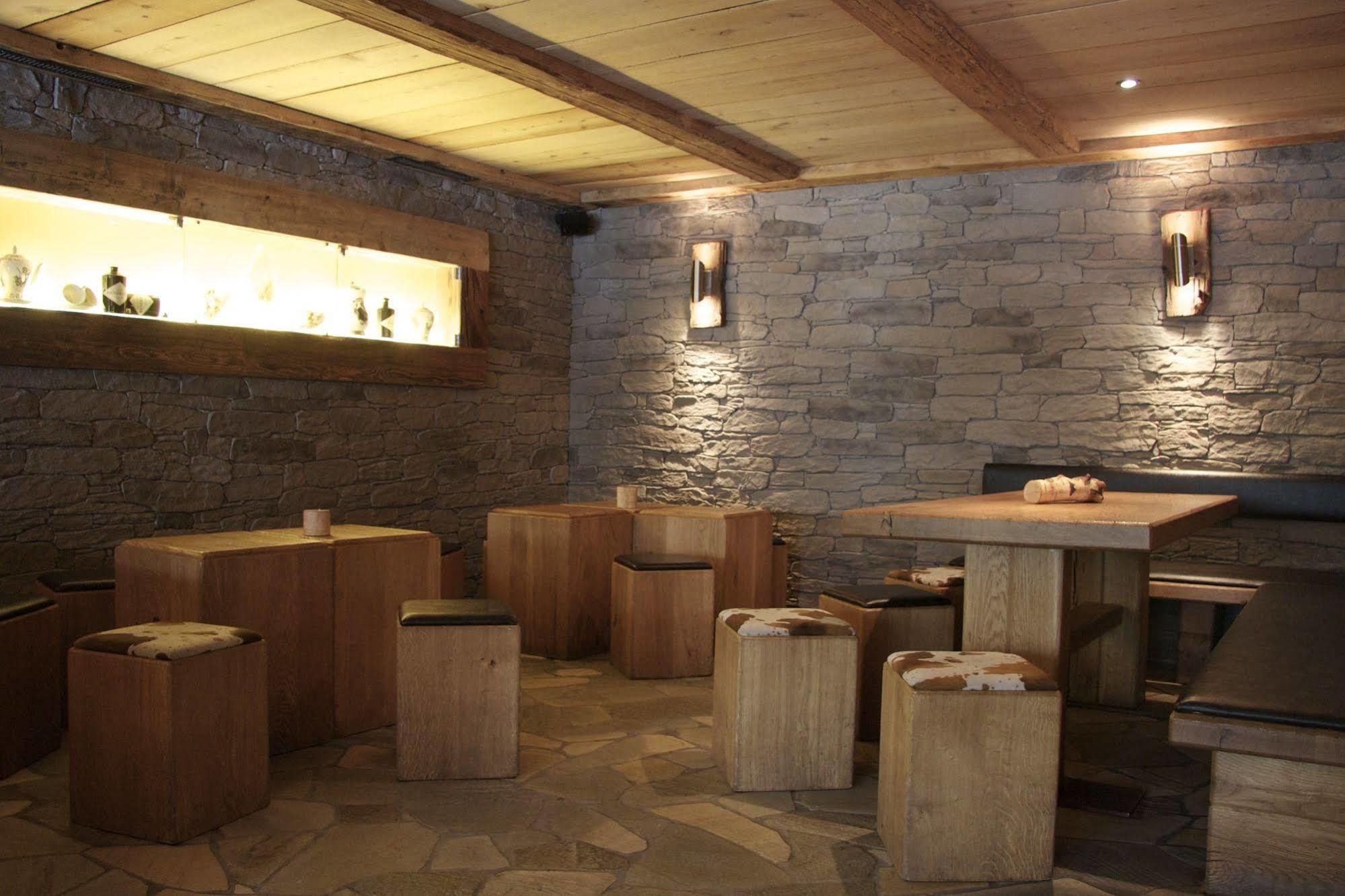Hotel Walliserkanne Grachen Bagian luar foto